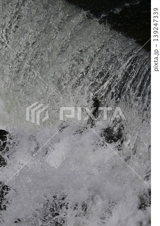 河川の氾濫　増水　溢水　越水　A river overflows 139247339