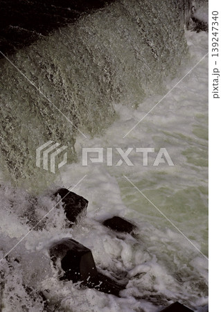 河川の氾濫　増水　溢水　越水　A river overflows 139247340