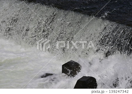 河川の氾濫　増水　溢水　越水　A river overflows 139247342