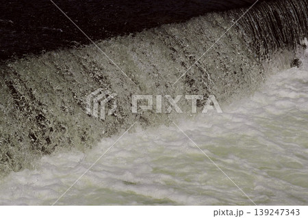河川の氾濫 増水 溢水 越水 A river overflows 河川の氾濫 増水 溢水 越水 A river overflows 139247343