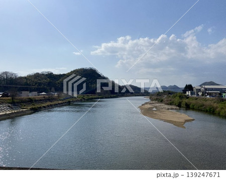 広島県三原市・沼田川と中洲が見える穏やかな河川風景 広島県三原市・沼田川と中洲が見える穏やかな河川風景 139247671