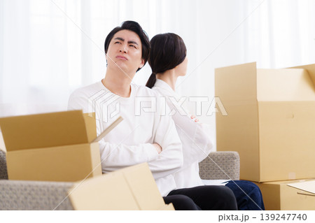 引越しの準備をする若い夫婦 引越しの準備をする若い夫婦 139247740