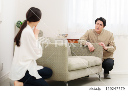 引越しの準備をする若い夫婦 引越しの準備をする若い夫婦 139247779