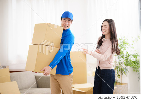 引越しをする女性と引越し業者 引越しをする女性と引越し業者 139247870