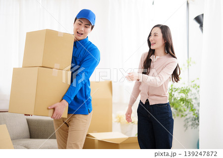 引越しをする女性と引越し業者 引越しをする女性と引越し業者 139247872