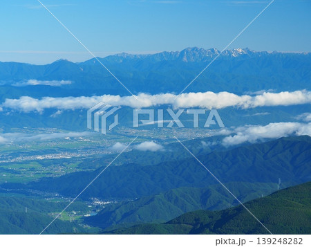 夏の南アルプス・仙丈ヶ岳から望む北アルプス・槍ヶ岳と穂高連峰 139248282