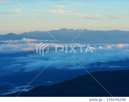 夏の南アルプス・仙丈ヶ岳から望む北アルプス・槍ヶ岳と穂高連峰 139248296