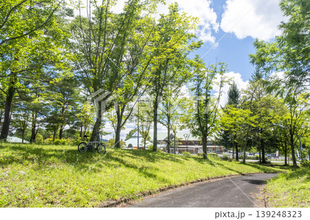新緑・初夏のサイクリングイメージ (蒜山高原) 新緑・初夏のサイクリングイメージ (蒜山高原) 139248323