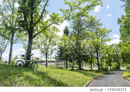 新緑・初夏のサイクリングイメージ (蒜山高原) 新緑・初夏のサイクリングイメージ (蒜山高原) 139248325