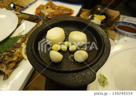 Sizzling Scallops on Hot Plate with Side Dishes Sizzling Scallops on Hot Plate with Side Dishes 139248554