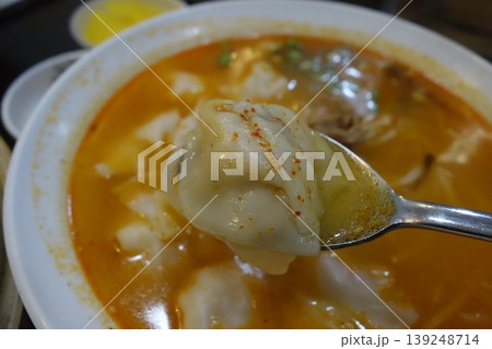 Steaming Dumpling Soup with Spicy Broth 139248714