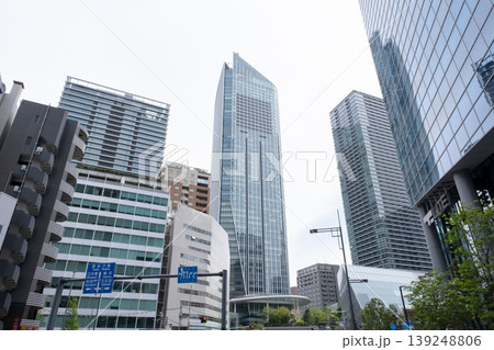 虎ノ門の高層ビルを見上げるオフィス街の風景 虎ノ門の高層ビルを見上げるオフィス街の風景 139248806