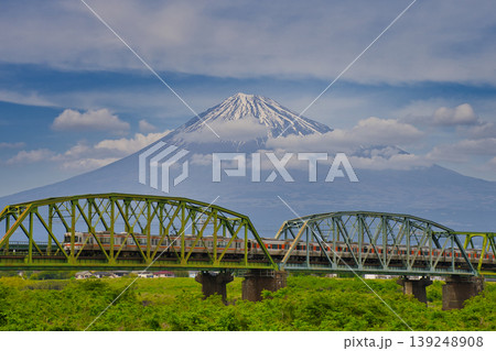 【静岡県】富士川河川敷から眺める富士山 139248908