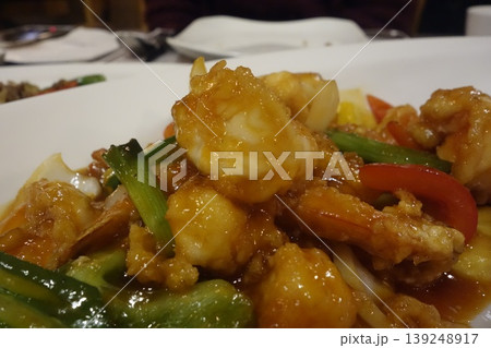 Crispy Shrimp Stir-Fry with Vegetables 139248917