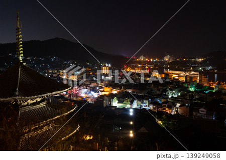 冬の瀬戸内 尾道夜景 天寧寺三重塔と街並み 冬の瀬戸内 尾道夜景 天寧寺三重塔と街並み 139249058