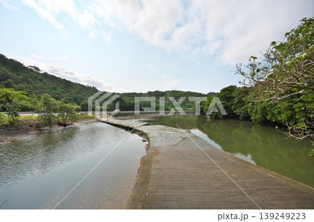 沖縄 名護 大浦川にかかる沈下橋 県道方向の風景 沖縄 名護 大浦川にかかる沈下橋 県道方向の風景 139249223