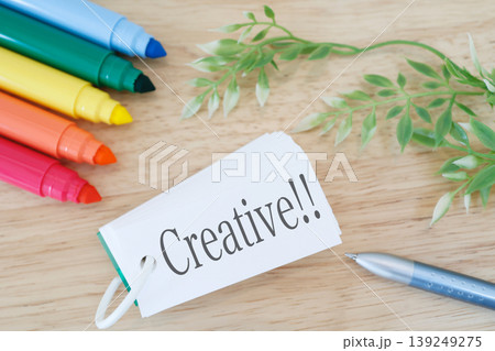 カラフルなマーカーペンとCreativeの文字。緑の葉。白いカード。木製背景 カラフルなマーカーペンとCreativeの文字。緑の葉。白いカード。木製背景 139249275