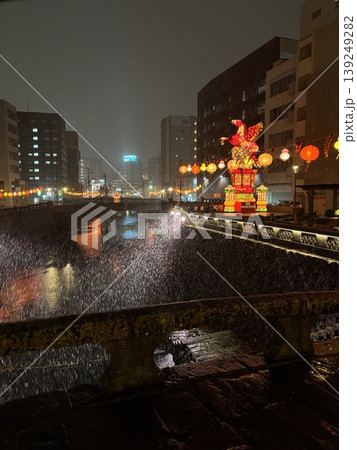 長崎ランタンフェスティバル・雨夜の鳳凰オブジェと川 139249282