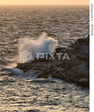 夕焼けの伊豆の海岸 岩場に打ち付ける荒波 夕焼けの伊豆の海岸 岩場に打ち付ける荒波 139249300