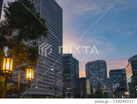 夕暮れ時の街灯と都会のオフィスビル群の夜景 夕暮れ時の街灯と都会のオフィスビル群の夜景 139249317