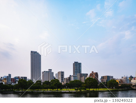 川沿いに広がる緑豊かな公園と高層マンション群の景観 139249322