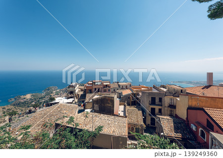 イタリア・シチリア島のカステルモーラから見下ろす街並みと海 イタリア・シチリア島のカステルモーラから見下ろす街並みと海 139249360