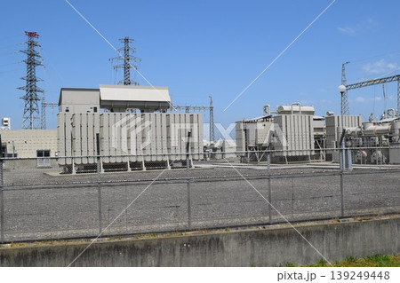 屋外変電設備と送電塔 139249448