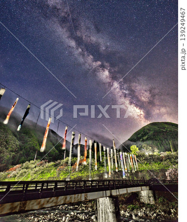 日本一の星空・阿智村に輝く天の川と夜空を泳ぐ鯉のぼり 139249467