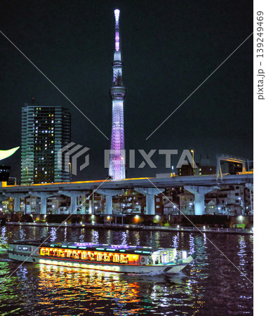 東京スカイツリーの夜景と隅田川をゆく屋形船 139249469