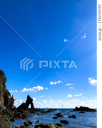伊豆半島・南伊豆の景勝地「エビ穴」全景(縦構図_コピースペース確保素材) 伊豆半島・南伊豆の景勝地「エビ穴」全景(縦構図_コピースペース確保素材) 139249595