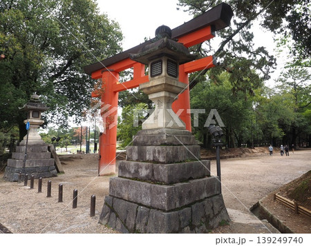 古都・奈良の表玄関、春日大社一之鳥居と歴史を物語る石燈籠の景観 古都・奈良の表玄関、春日大社一之鳥居と歴史を物語る石燈籠の景観 139249740