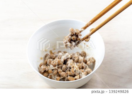 納豆を箸でつかむ食事風景 納豆を箸でつかむ食事風景 139249826