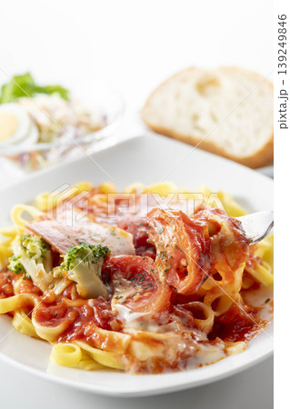 パスタとベーコンのトマトソース パスタとベーコンのトマトソース 139249846