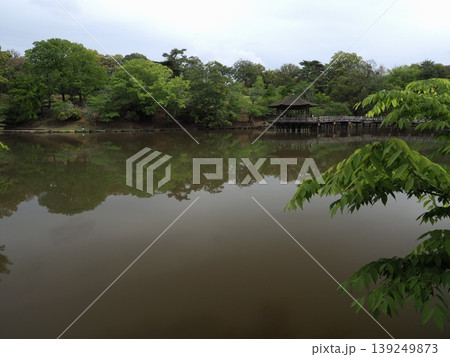 古都・奈良の静かな朝。鷺池のほとりに佇む浮見堂と美しい水面の写り込み 古都・奈良の静かな朝。鷺池のほとりに佇む浮見堂と美しい水面の写り込み 139249873