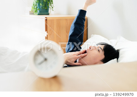 寝坊する若い男性 寝坊する若い男性 139249970