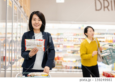 スーパーで買い物をする女性 スーパーで買い物をする女性 139249981