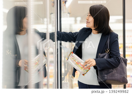 スーパーで買い物をする女性 139249982