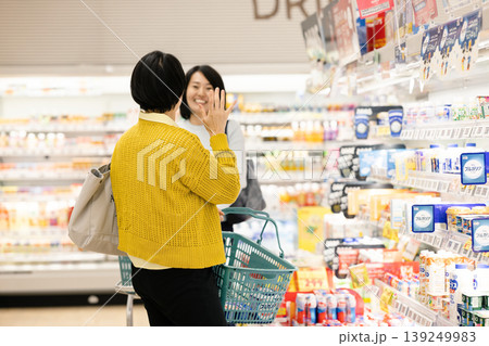 スーパーで買い物をする女性 スーパーで買い物をする女性 139249983