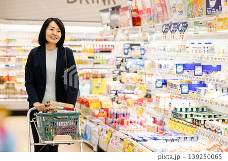 スーパーで買い物をする女性 139250065