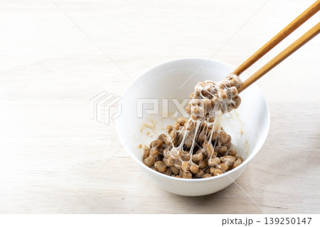 納豆を箸でつかむ瞬間 納豆を箸でつかむ瞬間 139250147