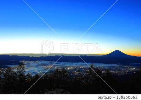 甘利山から望む甲府盆地の雲海と富士山 139250663