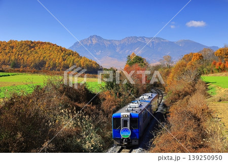 秋の八ヶ岳高原を行く小海線 HighRail1375 秋の八ヶ岳高原を行く小海線 HighRail1375 139250950