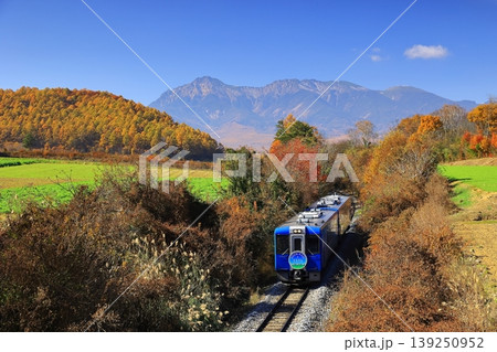 秋の八ヶ岳高原を行く小海線　HighRail1375 139250952