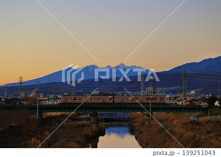 夕刻の荒川を渡る身延線と八ヶ岳 139251043