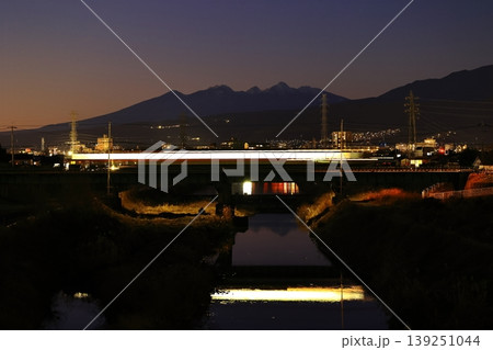 夕刻の荒川を渡る身延線と八ヶ岳 夕刻の荒川を渡る身延線と八ヶ岳 139251044
