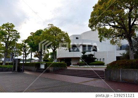 三重県　亀山市文化会館と新緑 139251121