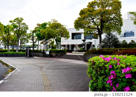 三重県　亀山市文化会館と新緑と満開ツツジ 139251124