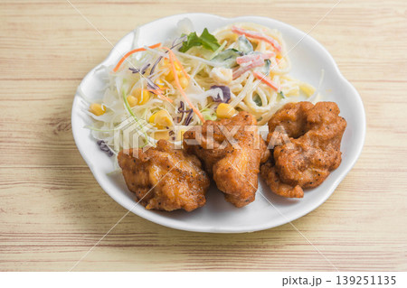 鶏の唐揚げ 鶏の唐揚げ 139251135