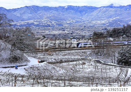 雪の勝沼を行く中央線特急 139251157