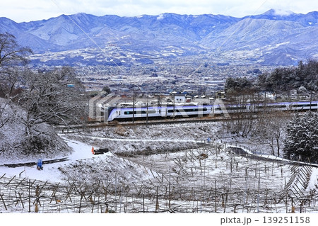 雪の勝沼を行く中央線特急 139251158